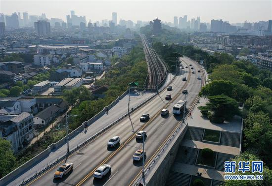 4月15日在早高峰時段拍攝的武漢長江大橋（無人機(jī)照片）。 新華社記者 李賀 攝